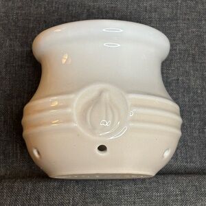 Le Creuset Cream Ceramic Garlic Keeper Missing Lid